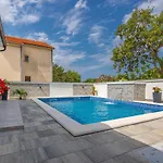 Apartment Dusak With Swimming Pool And Jacuzzi *