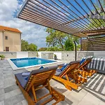 Dusak With Swimming Pool And Jacuzzi Dramalj