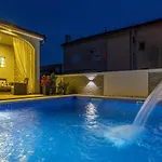 Dusak With Swimming Pool And Jacuzzi Apartment Dramalj
