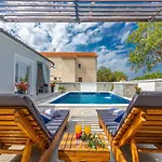 Apartment Dusak With Swimming Pool And Jacuzzi *