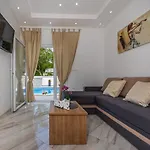 Dusak With Swimming Pool And Jacuzzi Apartment
