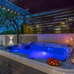 Apartment Dusak With Swimming Pool And Jacuzzi *