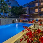 Apartment Dusak With Swimming Pool And Jacuzzi