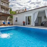 Apartment Dusak With Swimming Pool And Jacuzzi *