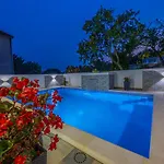Apartment Dusak With Swimming Pool And Jacuzzi *