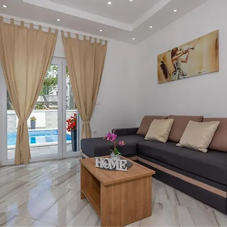 Dusak With Swimming Pool And Jacuzzi *