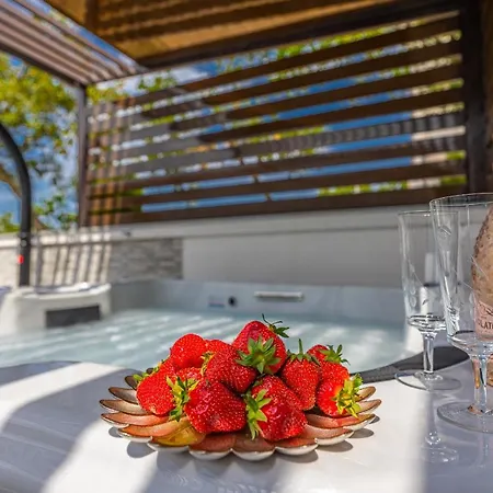 Dusak With Swimming Pool And Jacuzzi Dramalj