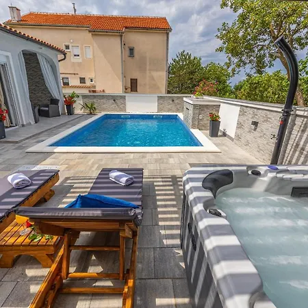 Dusak With Swimming Pool And Jacuzzi Apartman