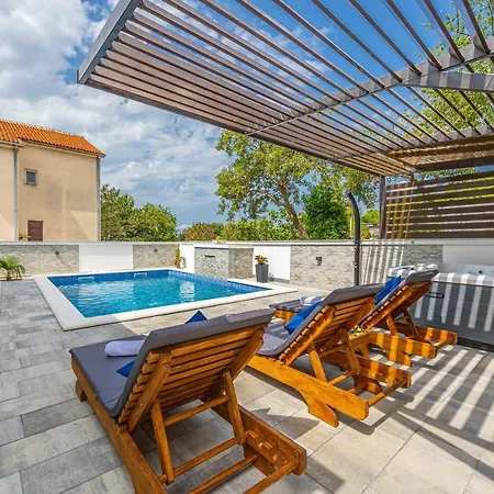Dusak With Swimming Pool And Jacuzzi Dramalj