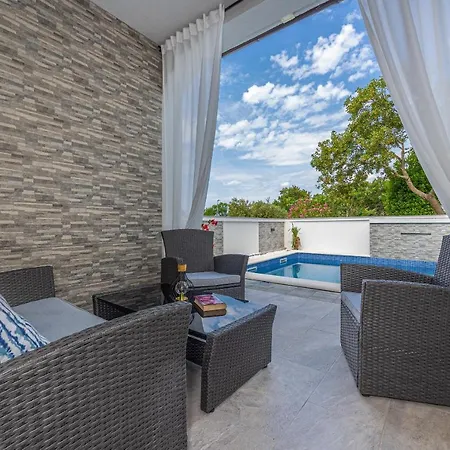 Dusak With Swimming Pool And Jacuzzi *