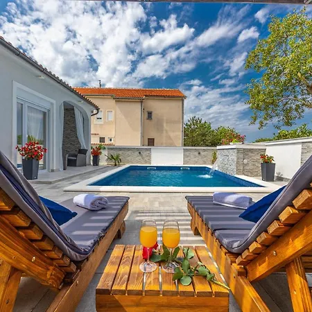 Dusak With Swimming Pool And Jacuzzi Apartamento Dramalj