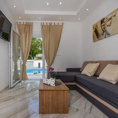 Dusak With Swimming Pool And Jacuzzi Apartamento