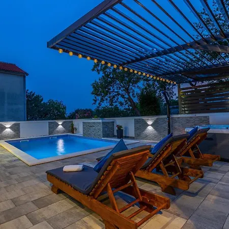 Dusak With Swimming Pool And Jacuzzi * Dramalj