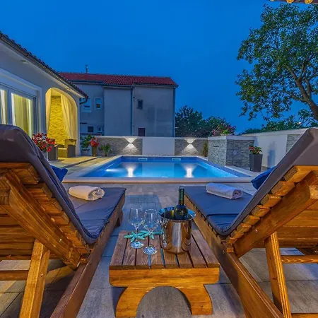 Dusak With Swimming Pool And Jacuzzi *