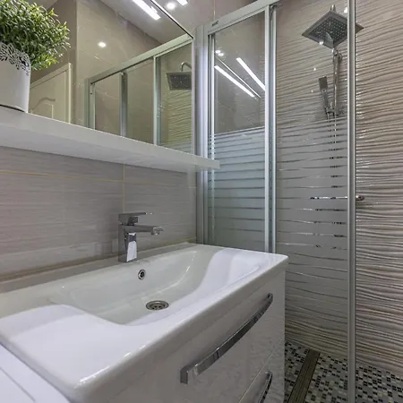 Dusak With Swimming Pool And Jacuzzi Apartamento Dramalj