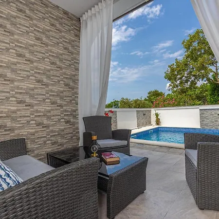 Apartman Dusak With Swimming Pool And Jacuzzi Dramalj