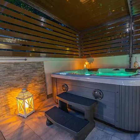 Dusak With Swimming Pool And Jacuzzi Apartamento