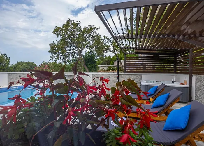 Dusak With Swimming Pool And Jacuzzi شقة *