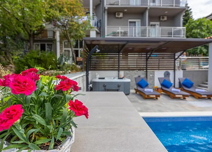 Dusak With Swimming Pool And Jacuzzi *