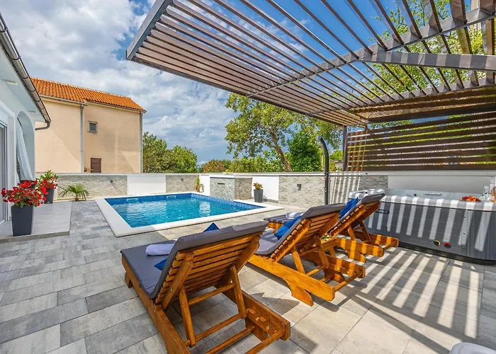 Dusak With Swimming Pool And Jacuzzi دْغاماي