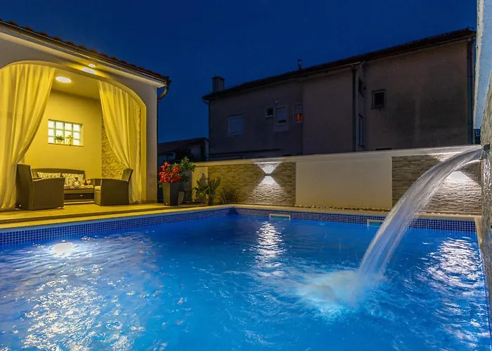 Dusak With Swimming Pool And Jacuzzi شقة دْغاماي
