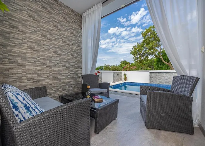 Dusak With Swimming Pool And Jacuzzi *