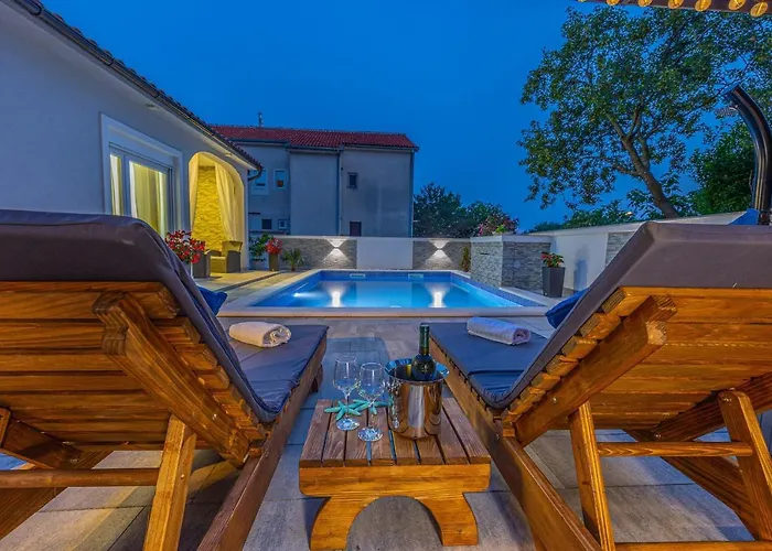 Dusak With Swimming Pool And Jacuzzi *