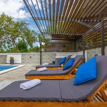 Dusak With Swimming Pool&jacuzzi *
