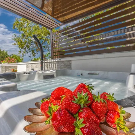 Dusak With Swimming Pool And Jacuzzi