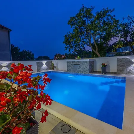 アパート Dusak With Swimming Pool And Jacuzzi *