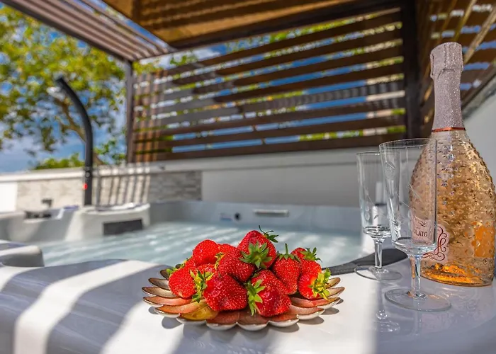 Dusak With Swimming Pool And Jacuzzi Dramalj