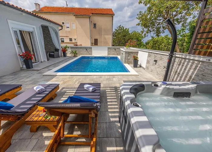 Dusak With Swimming Pool And Jacuzzi Apartamento