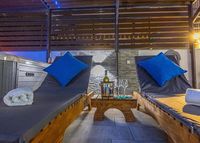 Dusak With Swimming Pool And Jacuzzi Apartamento
