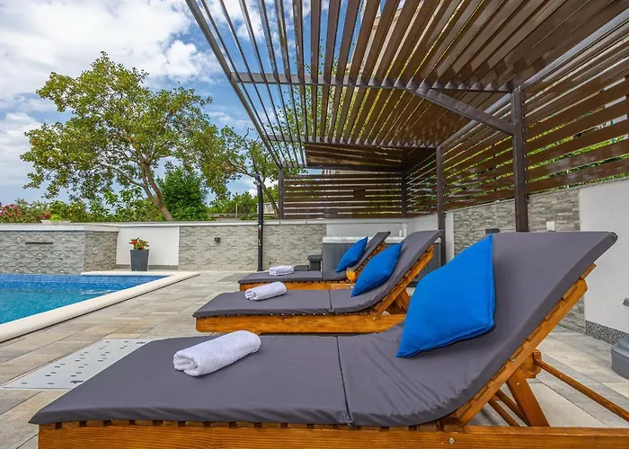 Dusak With Swimming Pool And Jacuzzi *