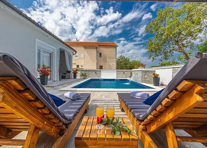 Dusak With Swimming Pool And Jacuzzi Apartamento Dramalj