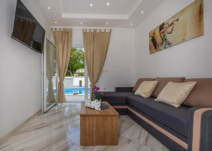 Dusak With Swimming Pool And Jacuzzi Apartamento