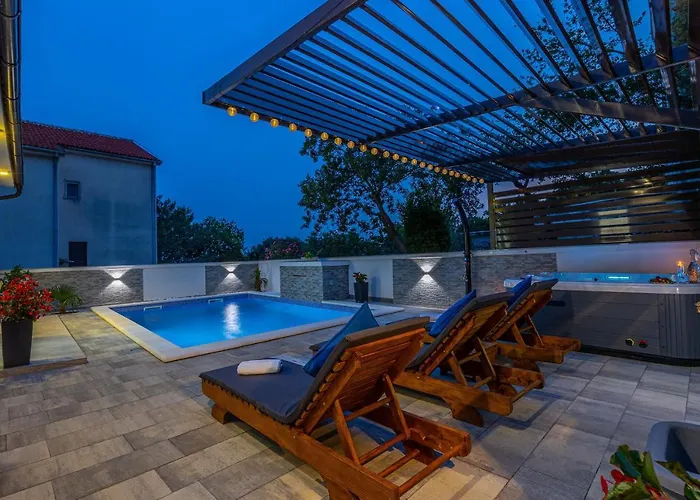 Dusak With Swimming Pool And Jacuzzi * Dramalj