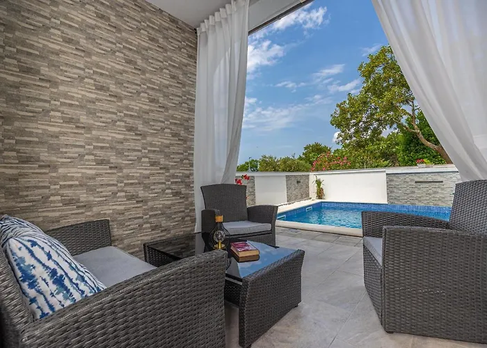 Apartamento Dusak With Swimming Pool And Jacuzzi Dramalj