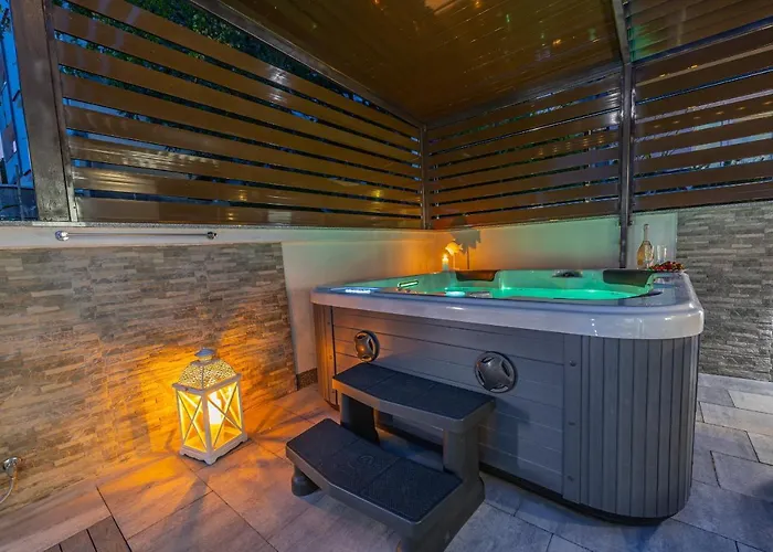 Dusak With Swimming Pool And Jacuzzi Apartamento